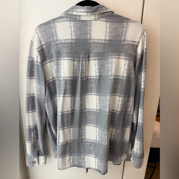 32 Degrees Heat Women’s Gray and White Plaid Soft Flannel Button-Up Shirt (L) - Picture 5 of 5